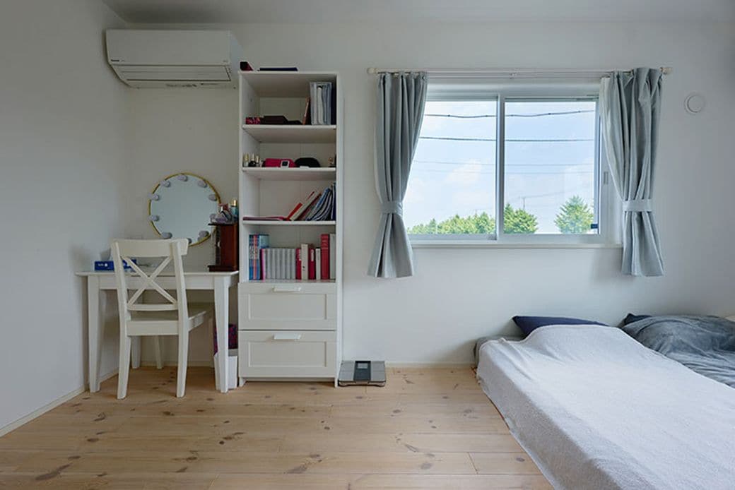 無垢床にベッドマットを直接置くスタイルにみなこさんのシンプルな暮らしぶりが現れる寝室。時々マットの湿気に気を配れば、部屋が広く感じられ快適な眠りを得られます（写真撮影：相馬ミナ）