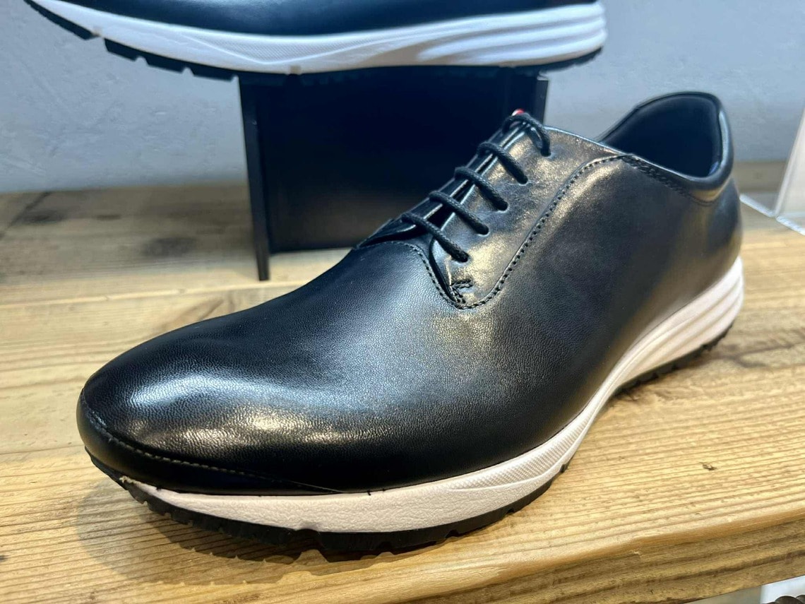 革靴の木型でつくられた従来のビジネススニーカー（写真：筆者撮影）