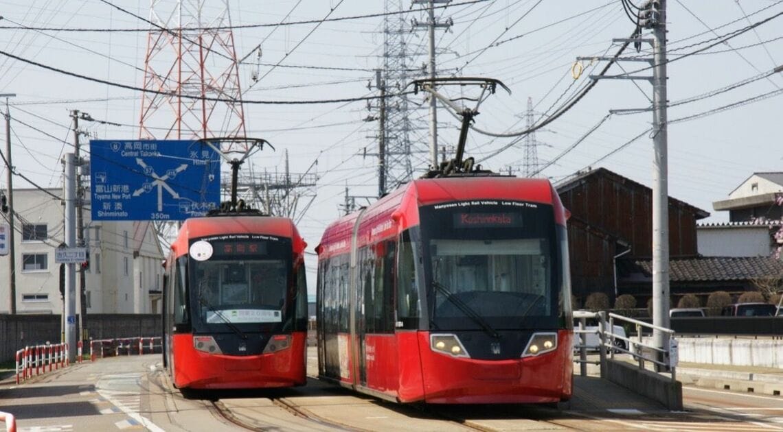 万葉線「アイトラム」（写真：永原健吾）