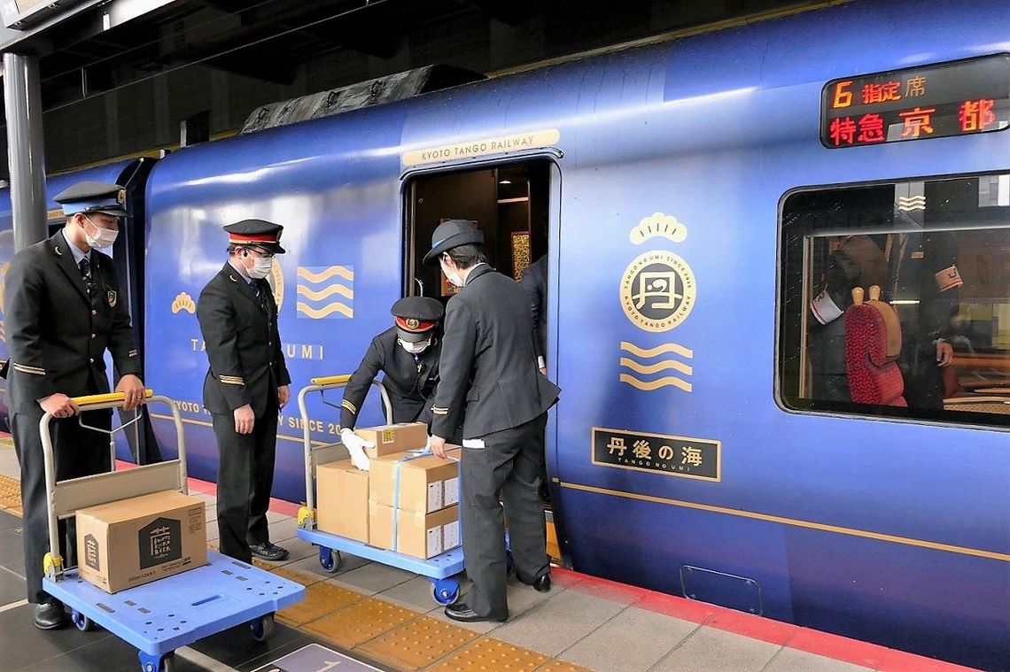 JR京都駅の係員が到着した地域産品を運ぶ（記者撮影）