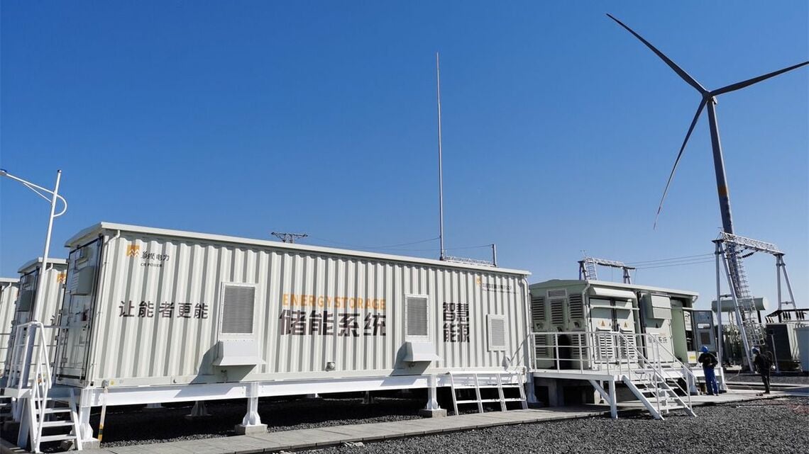 蓄電システムは再生可能エネルギー発電の出力の不安定さを緩和する役割を担う。写真は中国の国有電力大手、華潤電力が設置した蓄電システム(同社ウェブサイトより)