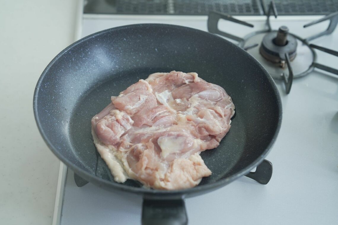 皮目を焼いた鶏のもも肉