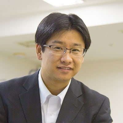 小宮 位之（こみや・たかゆき）認定NPO法人八王子つばめ塾理事長1977年東京都生まれ。都立南多摩高校卒業後、国学院大学文学部史学科に進学。大学卒業後、私立高校の非常勤講師（地理歴史）や映像制作の仕事を経て、2012年に八王子つばめ塾を設立。NPO法人化した2013年より現職。現在はNPO法人東京つばめ無料塾の理事長を兼任し、東京薬科大学と私立高校で非常勤講師を務める。著書に『「無料塾」という生き方 ― 教えているのは、希望。』（ソシム）（写真：本人提供）