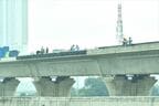 高架区間ではスラブ軌道の設置が