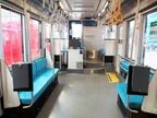 ロングシートで通路幅を広く取った車内