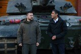 2023年2月、イギリス製のチャレンジャー2戦車の供与を受けたウクライナのゼレンスキー大統領（左）と、イギリスのスナク首相。武器の供与は続くが、戦闘は止まらない（写真・2023 Bloomberg Finance LP）