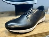 革靴の木型でつくられた従来のビジネススニーカー（写真：筆者撮影）
