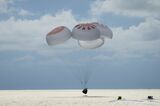 実業家ら4人が民間人だけで地球を回る宇宙飛行を終え、米フロリダ沖の海上に着水した（2021年9月18日）（写真：スペースX）