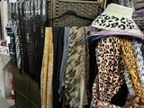 ヒョウ柄のストールや傘（筆者撮影）