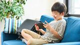 自主的に勉強をしようとしない子どもの、ゲームや動画視聴をやめさせたいと嘆く親は多いようで…（写真：すとらいぷ／PIXTA）