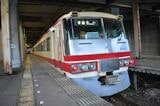 立山駅に停車する電鉄富山行きは元西武特急車。年80万人超の立山黒部アルペンルー トの観光客で立山線を利用するのは12％にとどまる（筆者撮影）