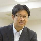 小宮 位之（こみや・たかゆき）認定NPO法人八王子つばめ塾理事長1977年東京都生まれ。都立南多摩高校卒業後、国学院大学文学部史学科に進学。大学卒業後、私立高校の非常勤講師（地理歴史）や映像制作の仕事を経て、2012年に八王子つばめ塾を設立。NPO法人化した2013年より現職。現在はNPO法人東京つばめ無料塾の理事長を兼任し、東京薬科大学と私立高校で非常勤講師を務める。著書に『「無料塾」という生き方 ― 教えているのは、希望。』（ソシム）（写真：本人提供）