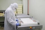 市場に併設された加工場でタタキに加工されたカツオは真空パック加工される（筆者撮影）
