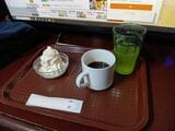 ブース席で食べたアイスとコーヒー（著者撮影）