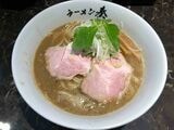 「奏」の「鶏そば」。“食べるスープ”とも称される、濃厚な鶏白湯ラーメンだ（筆者撮影）