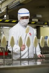 出来たて、焼き立ての笹かまはここだけの体験（写真：鐘崎提供）