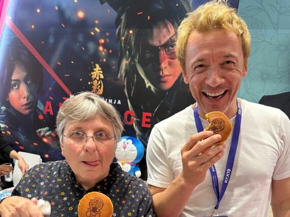 どら焼きを食べる2人