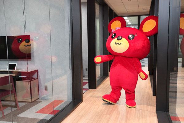 所属のゆるキャラ、こぐまのコディも駆けつけた