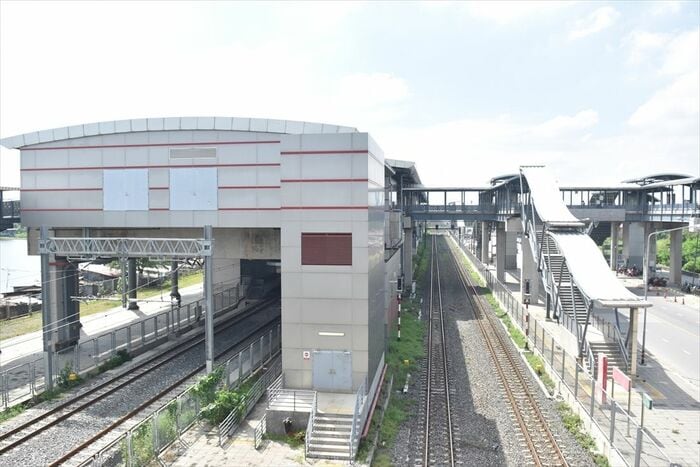 ラックホック駅はダークレッドライン唯一の地平駅。
