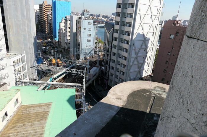 煙突部分から見たホームの屋根と線路