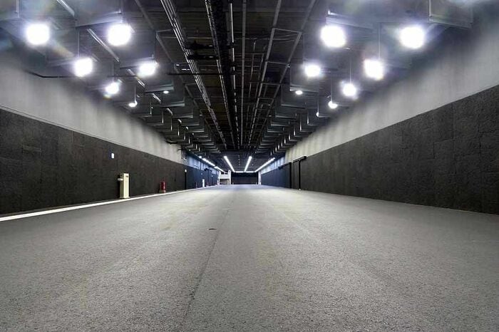 屋内施設に設けられた走行路は長さ200メートル