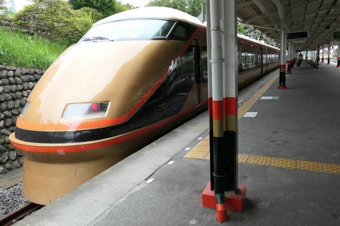 柱の配色は日光詣スペーシアに合わせてある