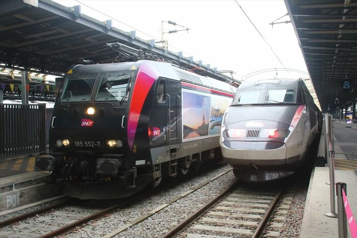 パリ東駅でTGVと並んだナイトジェット