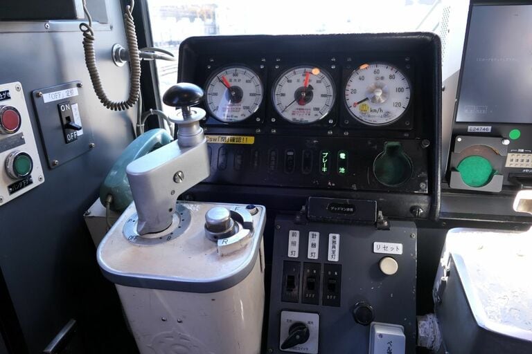 南海平野線　鉄道部品　運転席表示灯 画像 | 南海電鉄2000系｢山を登れる通勤車両｣の本領発揮 大阪から高野山