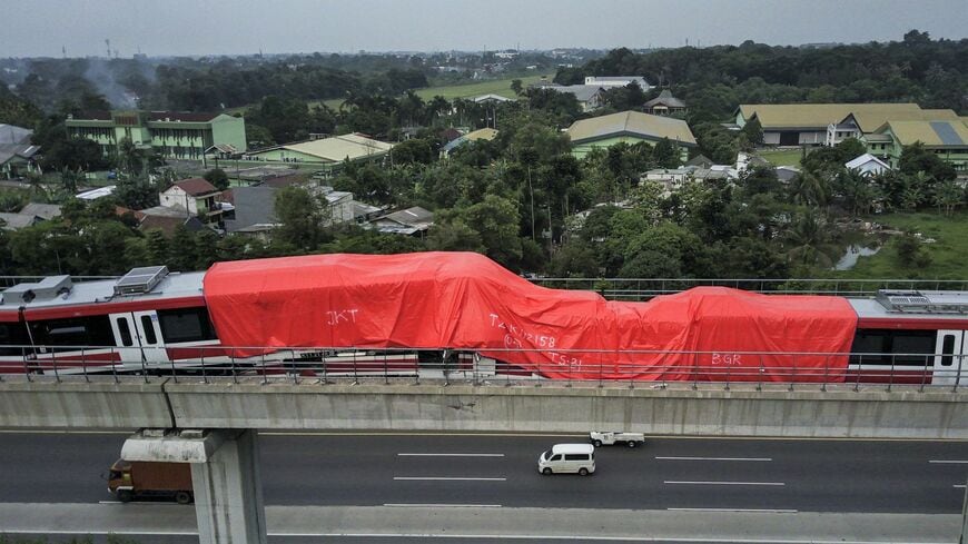 ジャカルタで建設中の「LRTジャボデベック」で試運転中に衝突した車両（写真：AA／時事通信フォト）