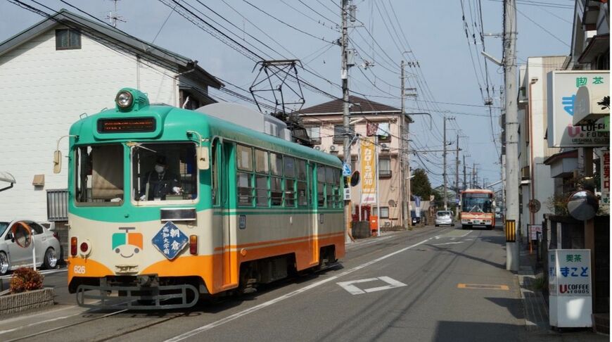 とさでん交通の路面電車。後方には同社のバスも見える（筆者撮影）