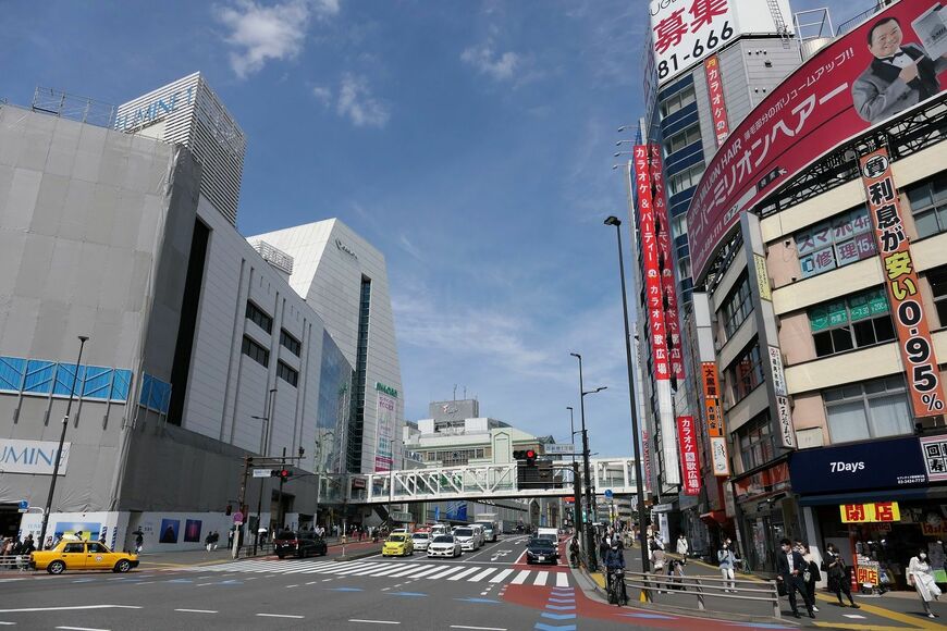 甲州街道上空の歩道橋がミロードデッキ（記者撮影）