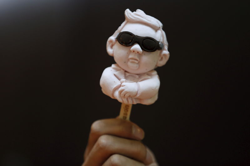 　４月２７日、中国・上海のアイスクリーム店で、３次元（３Ｄ）プリンターを使って作られたユニークなアイスが販売されている。北朝鮮の金正恩第１書記をかたどったイチゴミルク味のアイスも店頭に並んだ（２０１６年　ロイター/Aly Song）