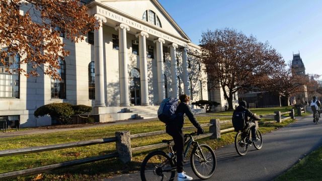 アメリカ・マサチューセッツ州ケンブリッジにあるハーバード大学キャンパスの風景（写真：Bloomberg）