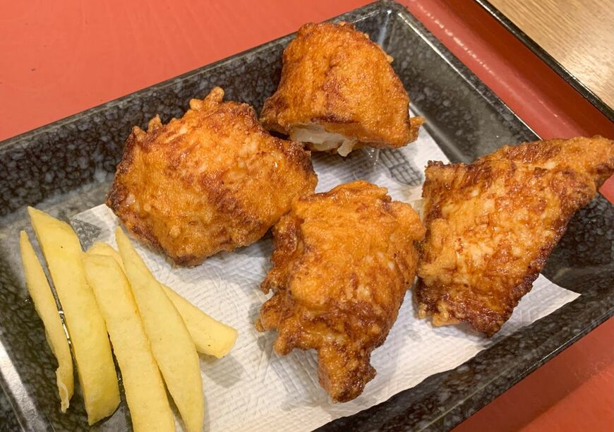 国産の鶏胸肉を使った鶏の唐揚げ（４個、４７０円）はポテトが付いている。カリッと揚がって一見、硬そうだがジューシー。ダブルは８個で９２０円。これらも町中華のようなオーソドックスな味わいである