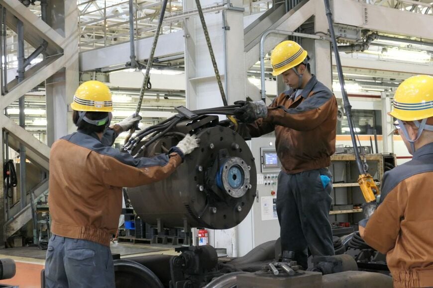 主電動機を取り外す作業