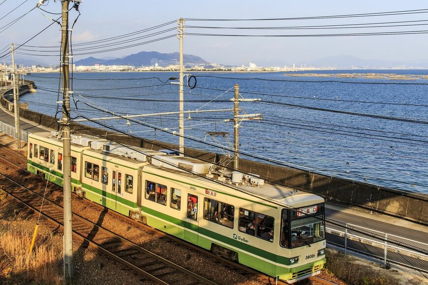 市内を抜けた広電は広島湾を見ながら宮島口を目指す（撮影：鼠入昌史）