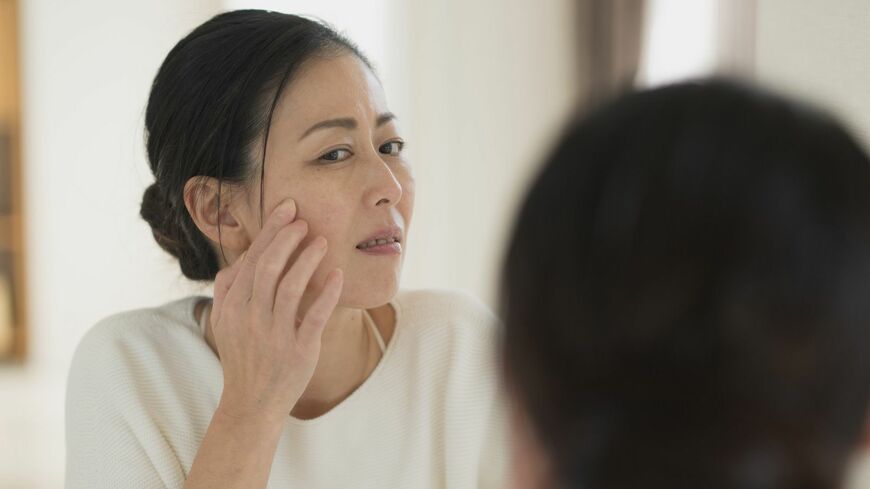 「甘んじて受け入れる」など、「老い」との向き合い方については「達観派」が目立った（写真：プラナ／PIXTA）