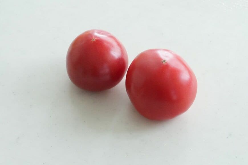 大玉トマトを使いますが、あまり大きくないものがおいしいようです