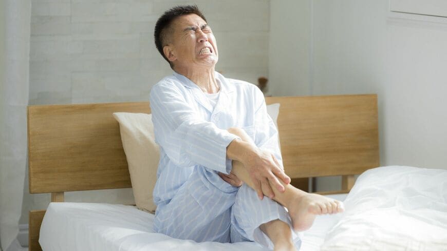 片足30秒でできる「こむら返りリセット法」を紹介します（写真：Ushico／PIXTA）