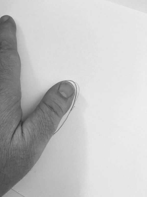 親指の輪郭をなぞっていけば自然な楕円形が描ける（出所：『誰でも30分で絵が描けるようになる本』）