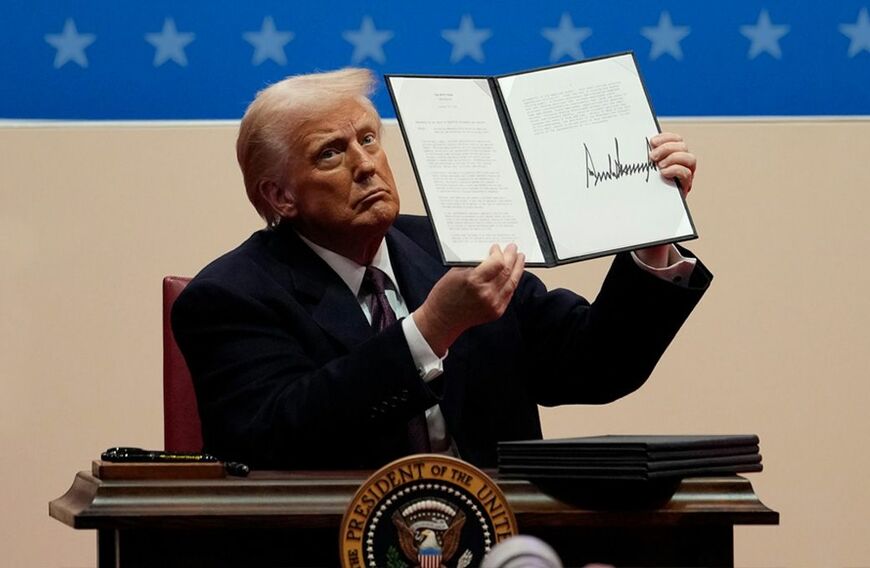 就任演説直後から立て続けに大統領令に署名したトランプ大統領（写真：Bloomberg/Getty Images）