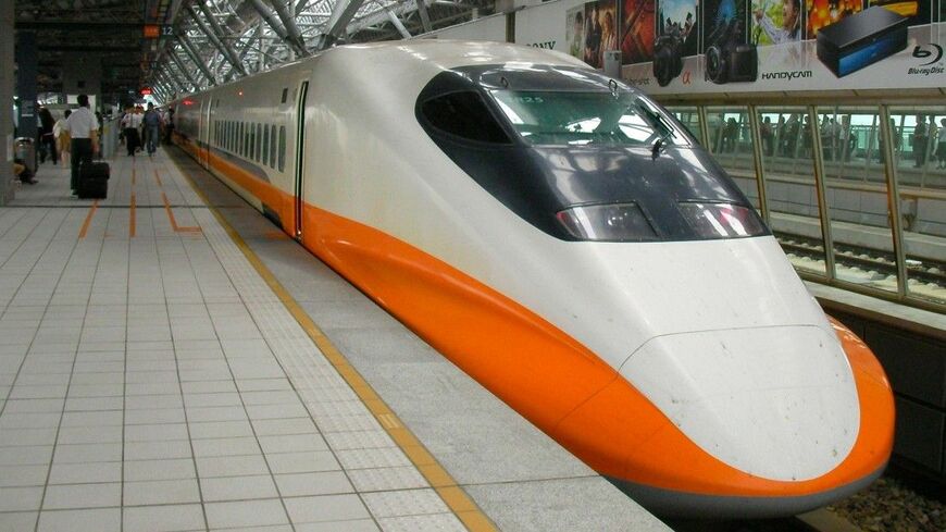 台湾高速鉄道の現行車両700T。新幹線700系がベースだ（編集部撮影）