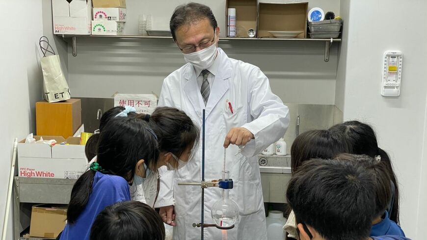 理科の新しい単元への導入として4年生は毎週実験を行う（筆者撮影）