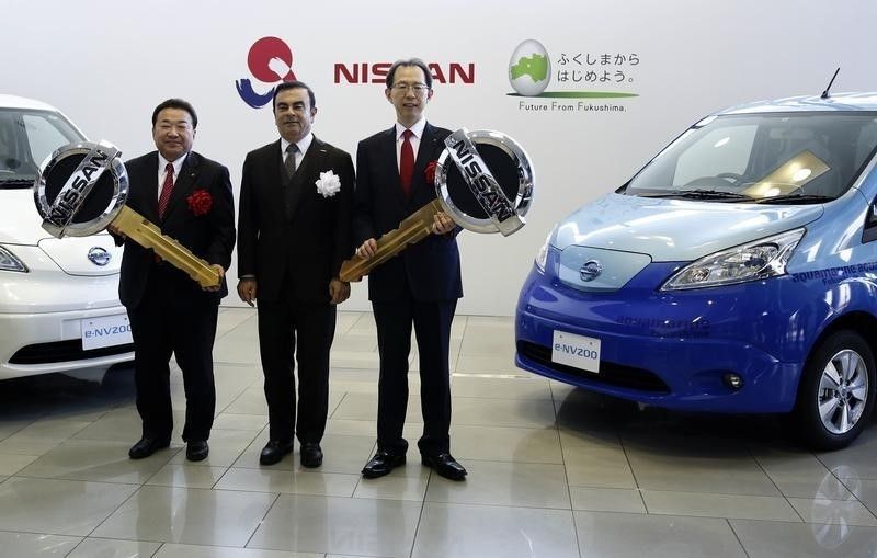 　４月５日、日産自動車のカルロス・ゴーン社長（写真中央）は、２０１１年３月の東日本大震災で甚大な被害を受けた同社のエンジン生産拠点、いわき工場（福島県いわき市）について、今後も同工場を成長させ、競争力を確保する考えを示した。（２０１６年　ロイター/Yuya Shino）