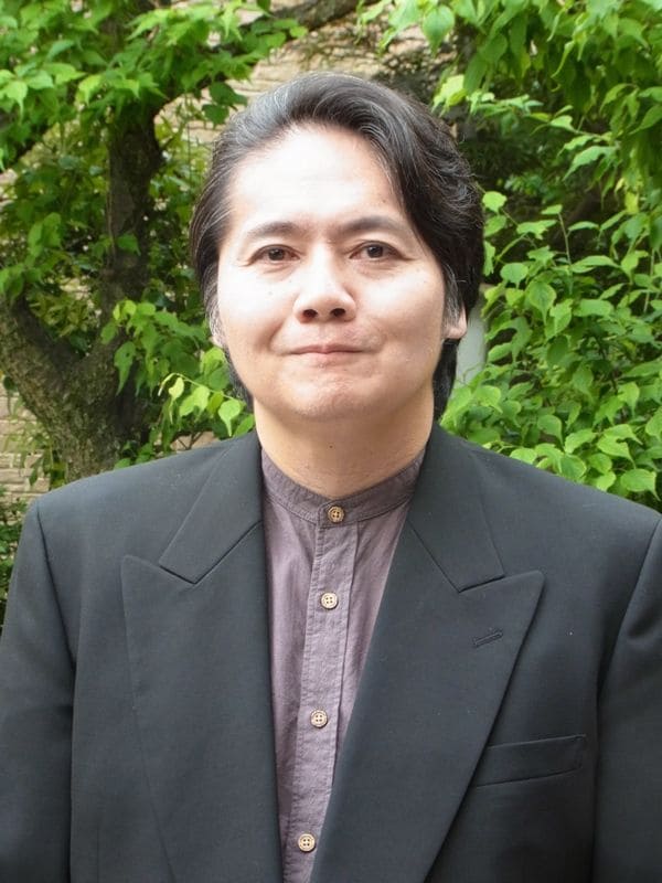 佐藤 健志（さとう けんじ）／評論家・作家。1966年、東京都生まれ。東京大学教養学部卒業。1990年代以来、作劇術の観点から時代や社会を分析する独自の評論活動を展開。『平和主義は貧困への道』（KKベストセラーズ）をはじめ、著書・訳書多数。またオンライン講座に『痛快！ 戦後ニッポンの正体』（経営科学出版）、『佐藤健志のニッポン崩壊の研究』（同）がある。2021年11月末に最新オンライン講座『閉ざされる再興への道』（経営科学出版）を、12月に新刊『感染の令和』（KKベストセラーズ）を、それぞれ配信・刊行予定（写真：佐藤健志）