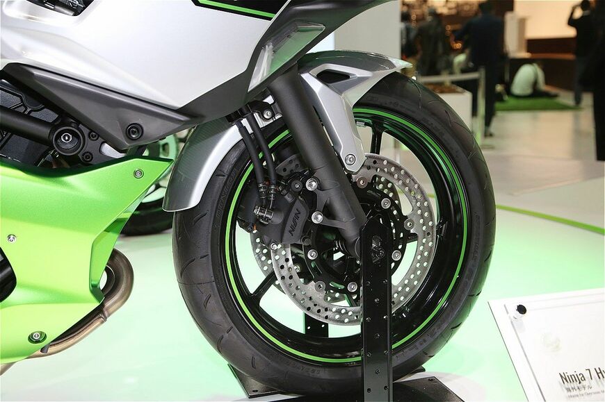 カワサキモータース「ニンジャ7ハイブリッド」（筆者撮影）