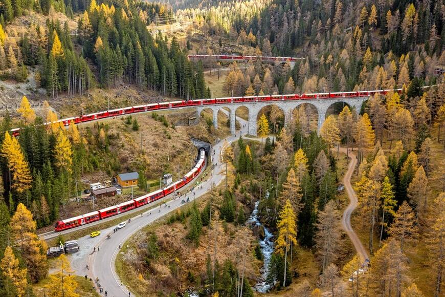 1本の列車なのに逆向きに走る部分が同時に見られた（写真：PHILIPP SCHMIDLI／RhB）