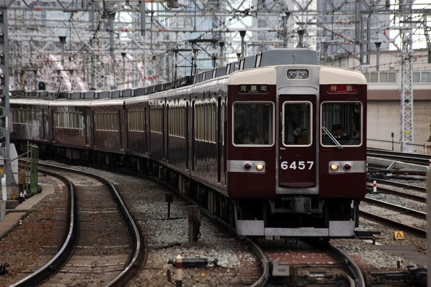京都線の特急車として1975年に登場した6300系。後年、屋根の白い部分の塗り分け位置は登場時と比べてやや高くなった（撮影：南正時）