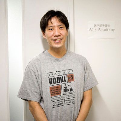 ⾼梨 裕介（たかなし・ゆうすけ）医学部予備校ACE Academy 運営・講師/ 医師、DELF代表取締役中学受験にて最難関の灘、東大寺学園、洛南、洛星中学に合格。高校時代は英数国にて全国模試10位以内。文系から理転し、現役で大阪医科薬科大学医学部に合格。医学部在学中より医学部受験の指導を実施。 医師免許を取得し、初期臨床研修修了後、教育の道を選んで「エースアカデミー」の運営に専念する。これまで、470名以上の医学部合格者を輩出。共著『医学部受験バイブル』（‎幻冬舎）は3刷重版（写真は本人提供）