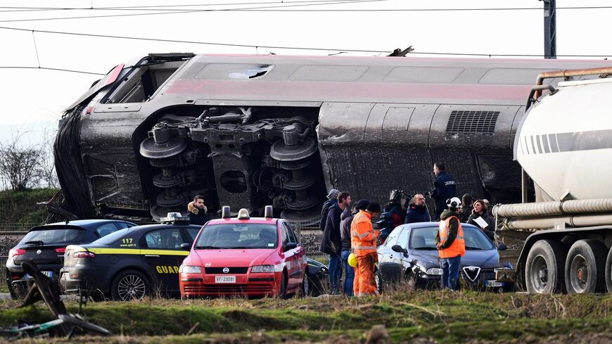 2月6日、イタリア・ミラノ近郊のロディで脱線転覆した高速列車「フレッチャロッサ・ミッレ」（写真：AFP＝時事）